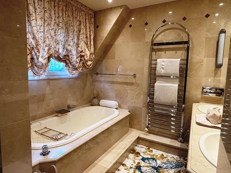 Maison - 275 m² - 12 pièces