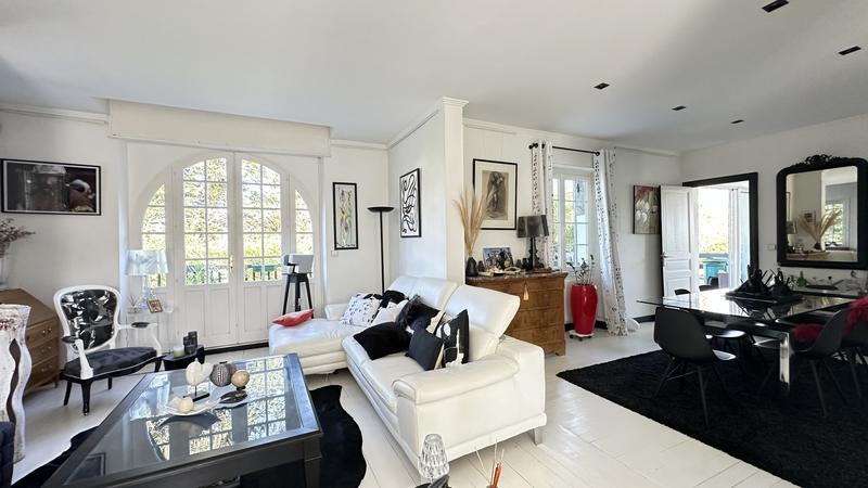 Maison - 230 m² - 7 pièces