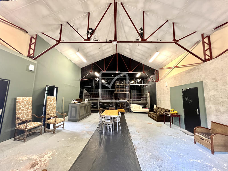 Maison - 330 m² - 5 pièces