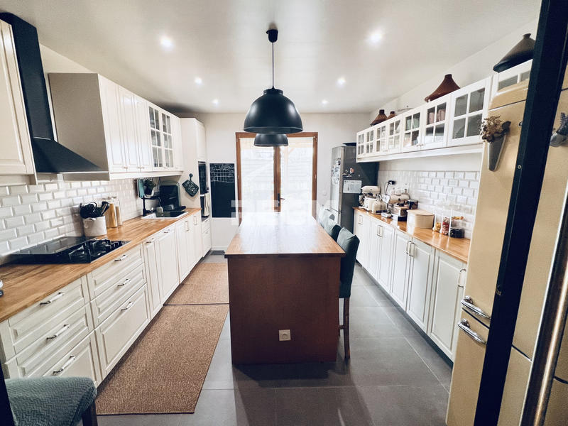 Maison - 223 m² - 7 pièces