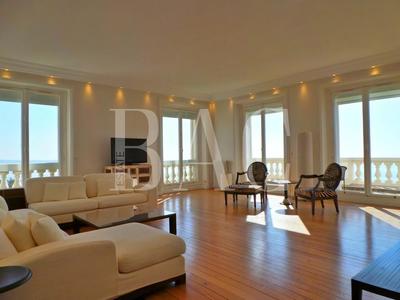 Appartement - 187 m² - 5 pièces