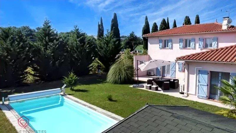 Maison - 215 m² - 5 pièces