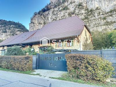 Maison - 388 m² - 10 pièces