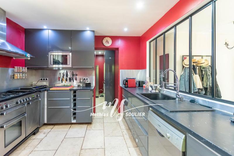 Maison - 300 m² - 15 pièces