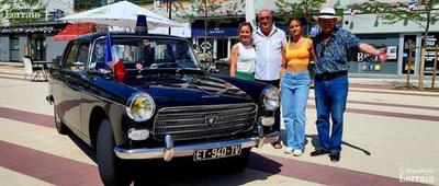 Exposition de voitures anciennes place Aristide Briand