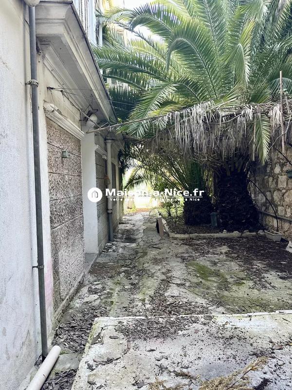 Maison - 300 m² - 12 pièces