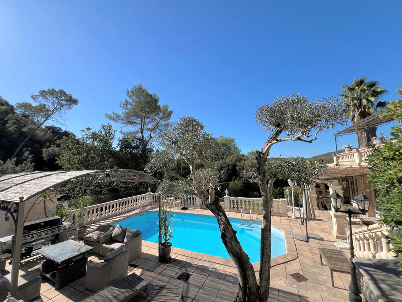 Maison - 212 m² - 7 pièces