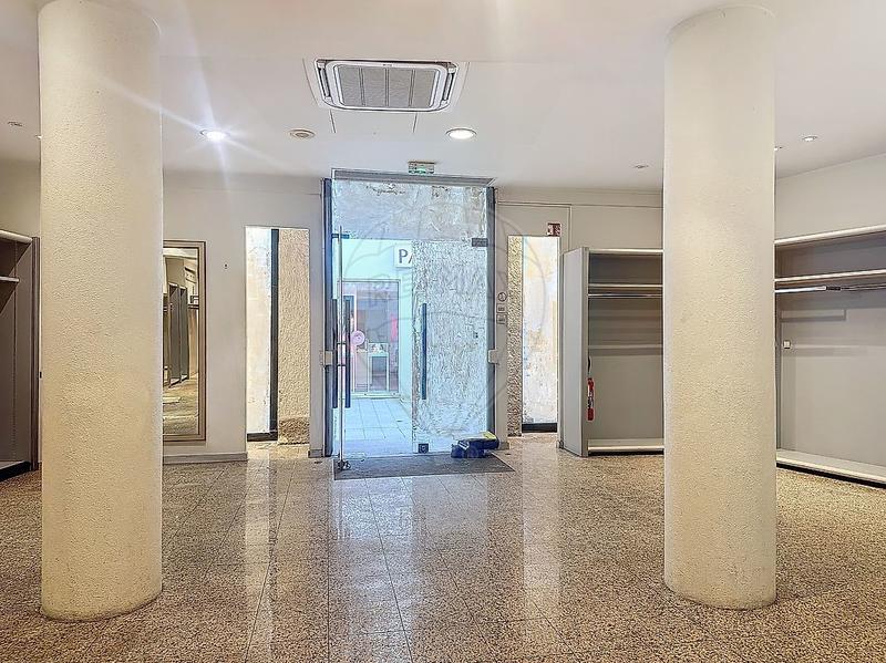 Local commercial - 136 m² - 2 pièces