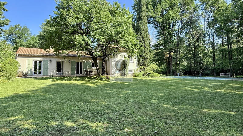 Maison - 230 m² - 9 pièces