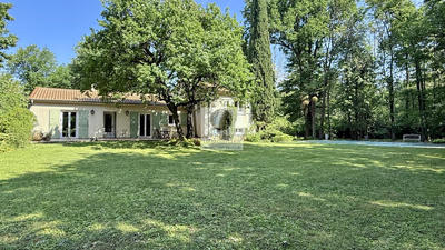 Maison - 230 m² - 9 pièces