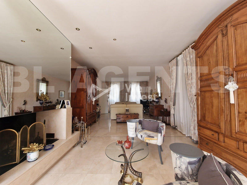 Maison - 380 m² - 9 pièces