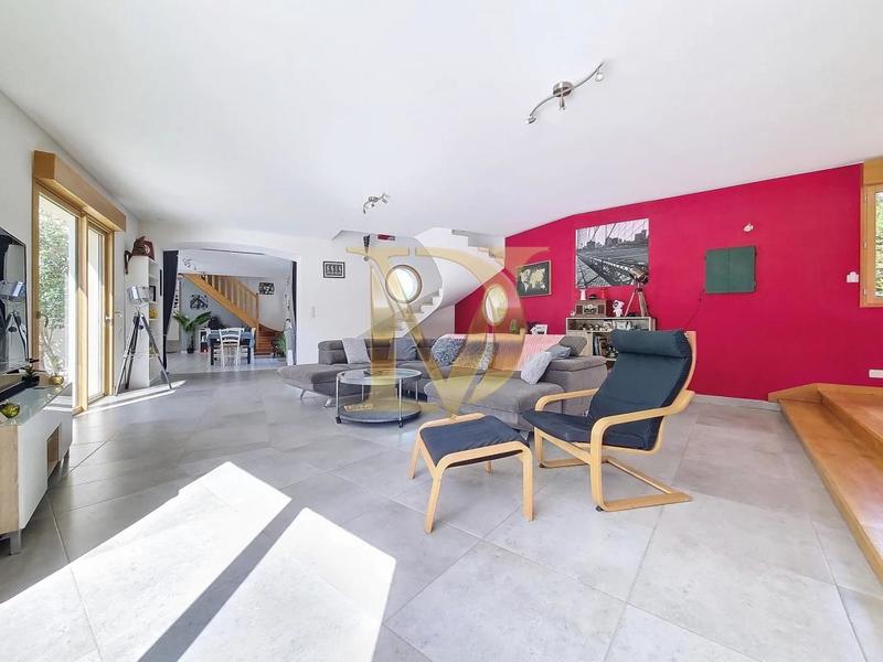 Propriété - 245 m² - 11 pièces