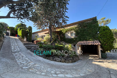 Maison - 275 m² - 8 pièces