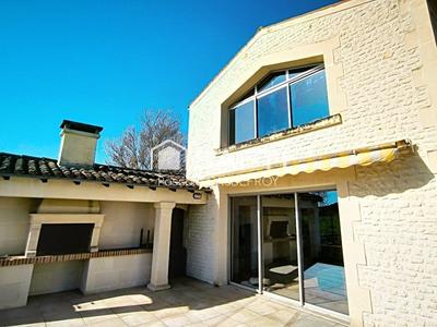 Maison - 219 m² - 8 pièces