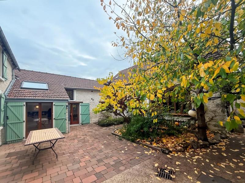 Maison - 240 m² - 9 pièces