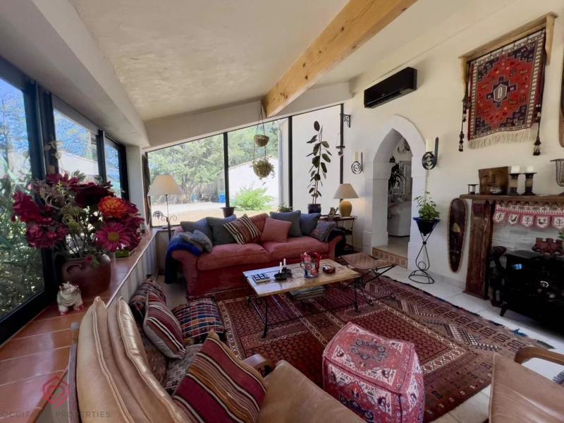 Propriété - 345 m² - 9 pièces