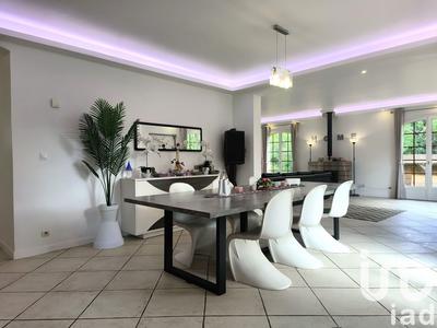 Maison - 235 m² - 8 pièces