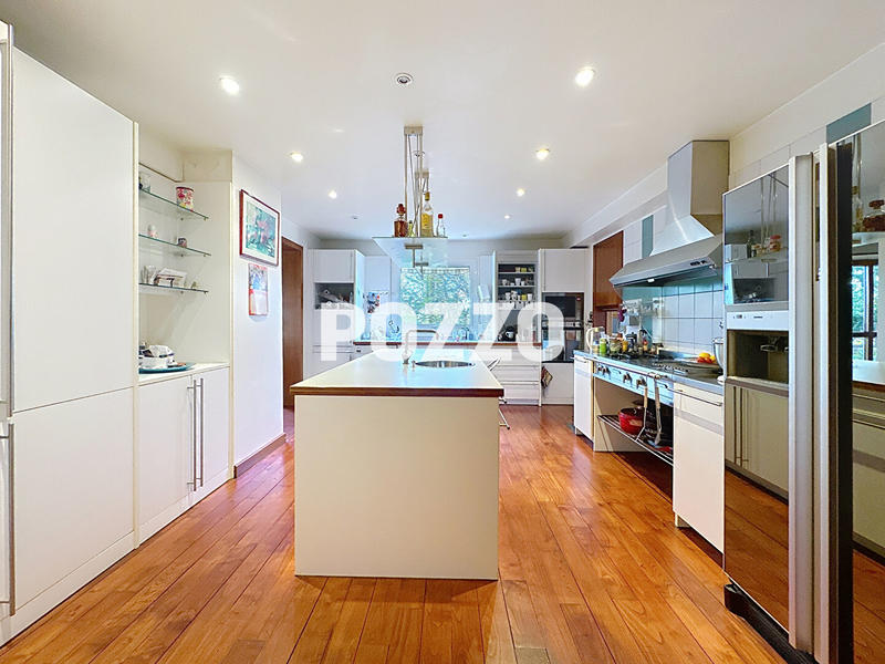 Maison - 270 m² - 10 pièces