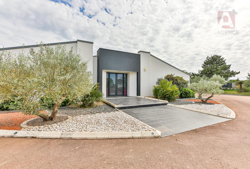 Maison - 402 m² - 8 pièces