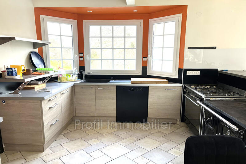 Maison - 235 m² - 8 pièces