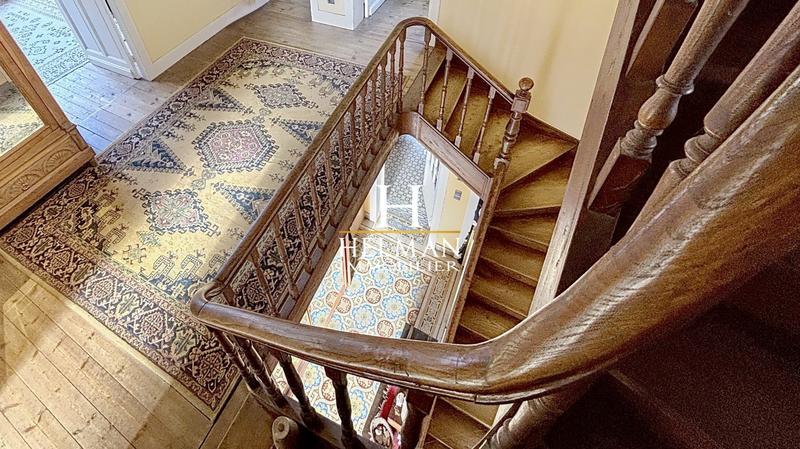 Maison - 236 m² - 9 pièces