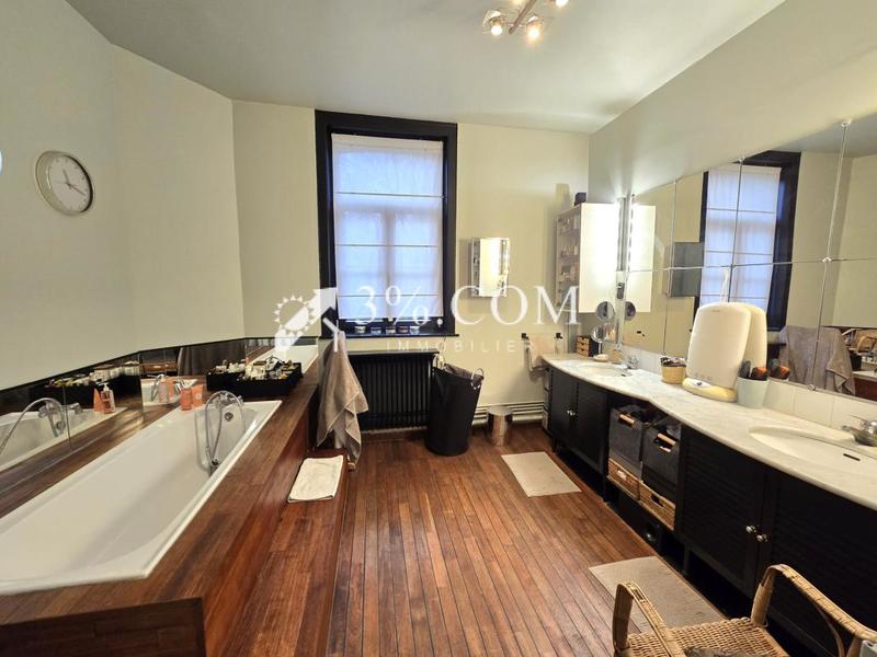 Propriété - 250 m² - 9 pièces