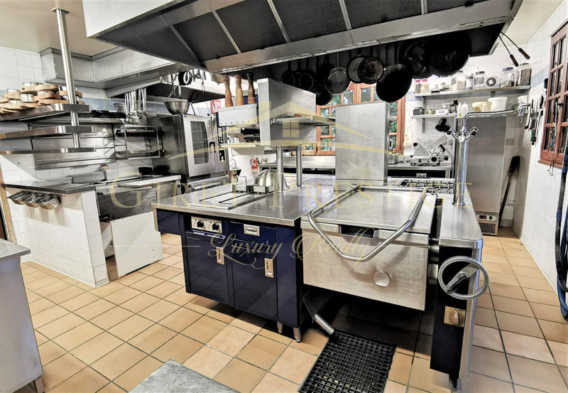 Propriété - 380 m² - 12 pièces