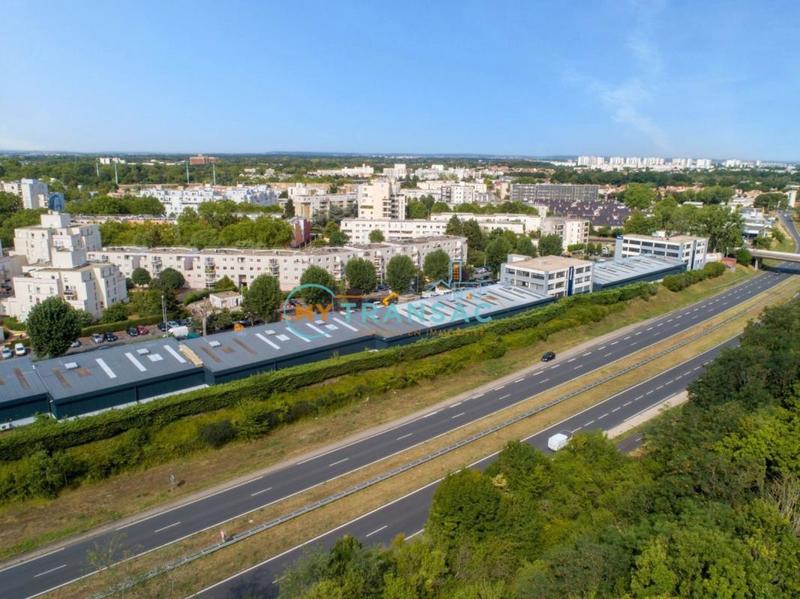 Local d'activité / Entrepôt - 210 m²