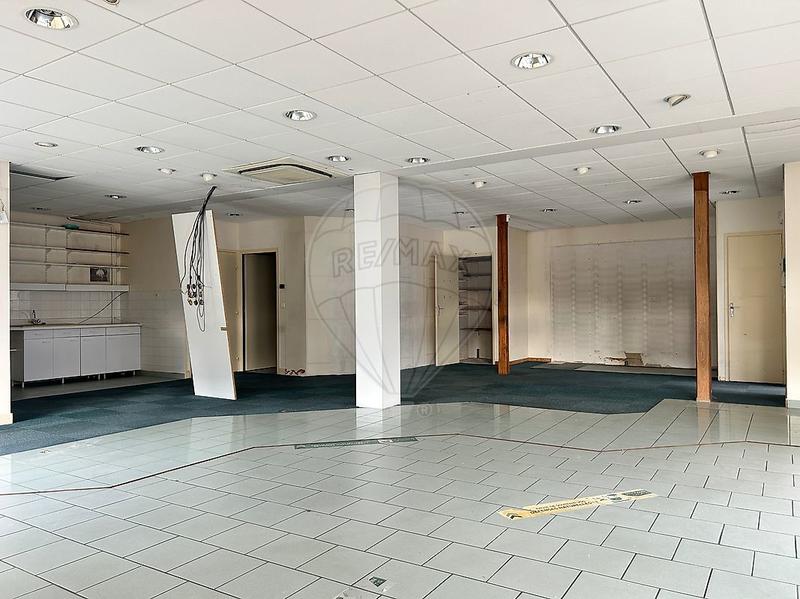 Local commercial - 143 m² - 4 pièces