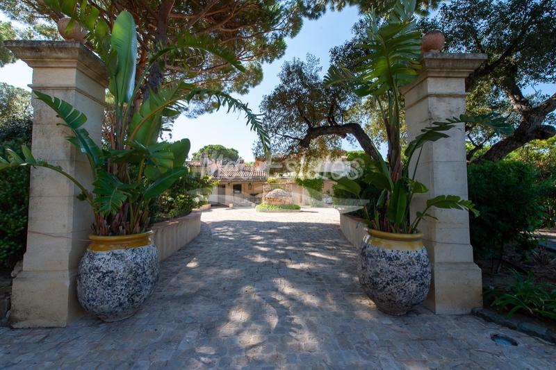 Propriété - 438 m² - 18 pièces