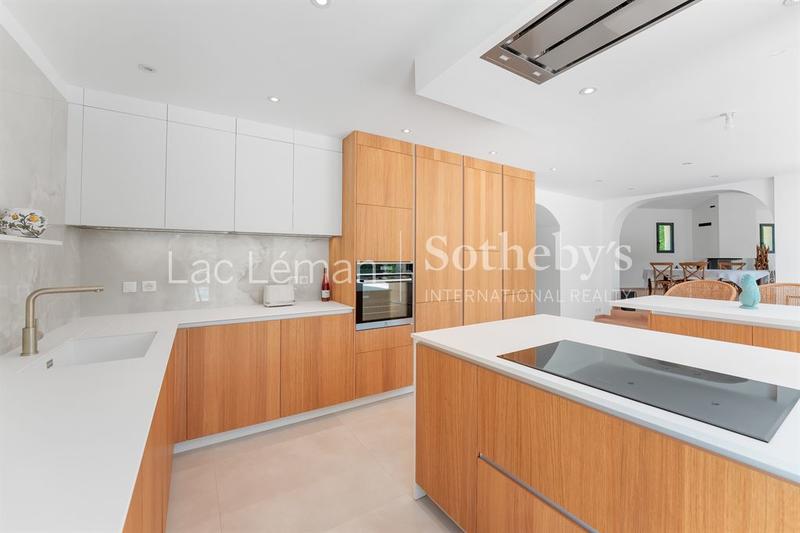 Maison - 210 m² - 6 pièces