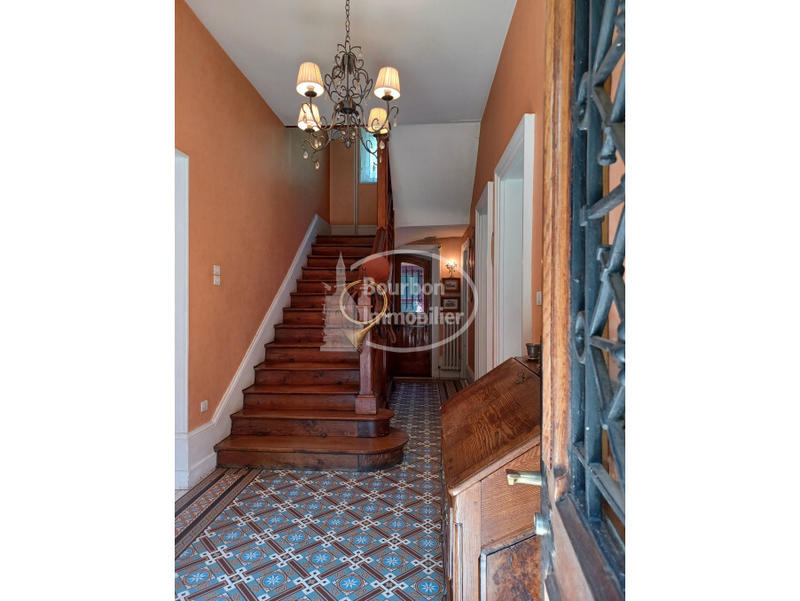 Maison - 303 m² - 12 pièces