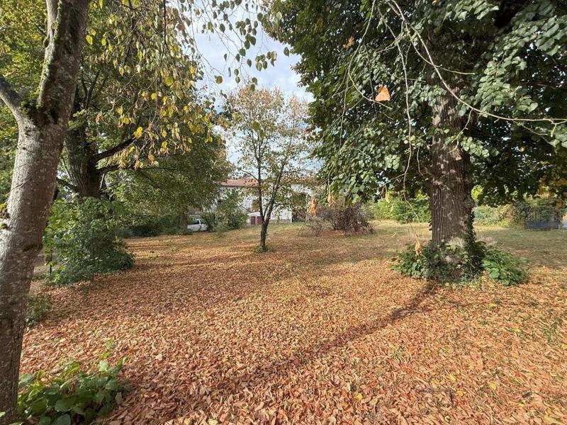 Terrain constructible - 1 040 m²
