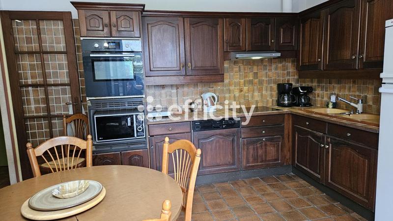 Maison - 233 m² - 8 pièces