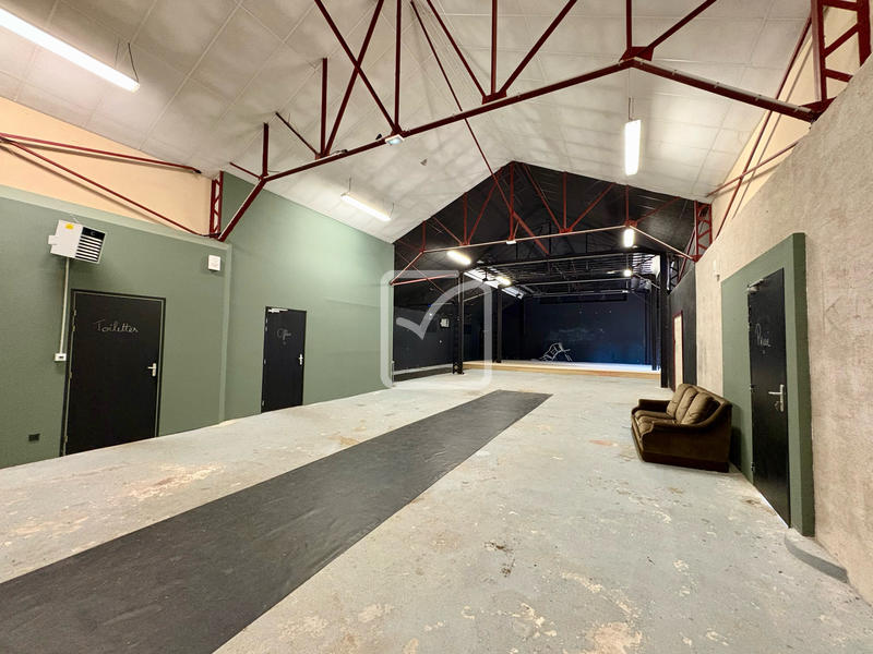 Maison - 330 m² - 5 pièces