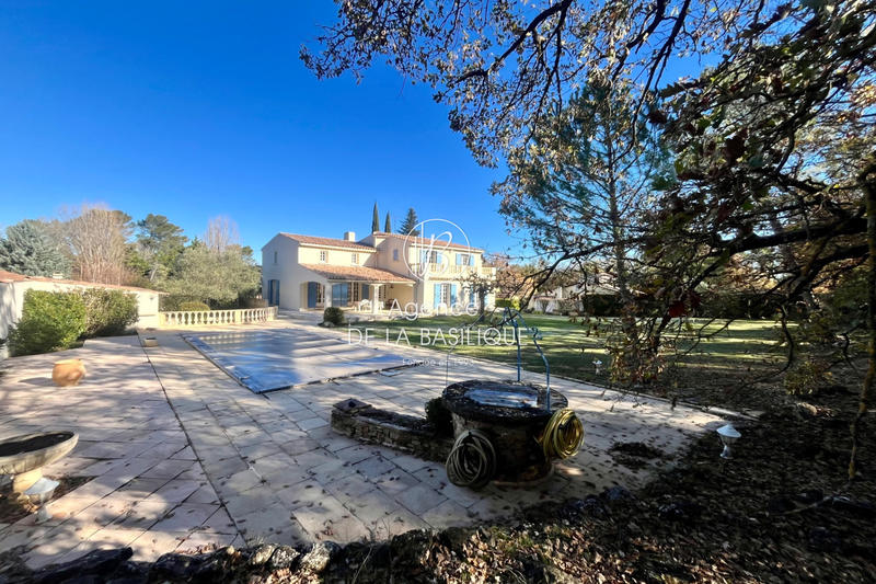 Maison - 232 m² - 8 pièces