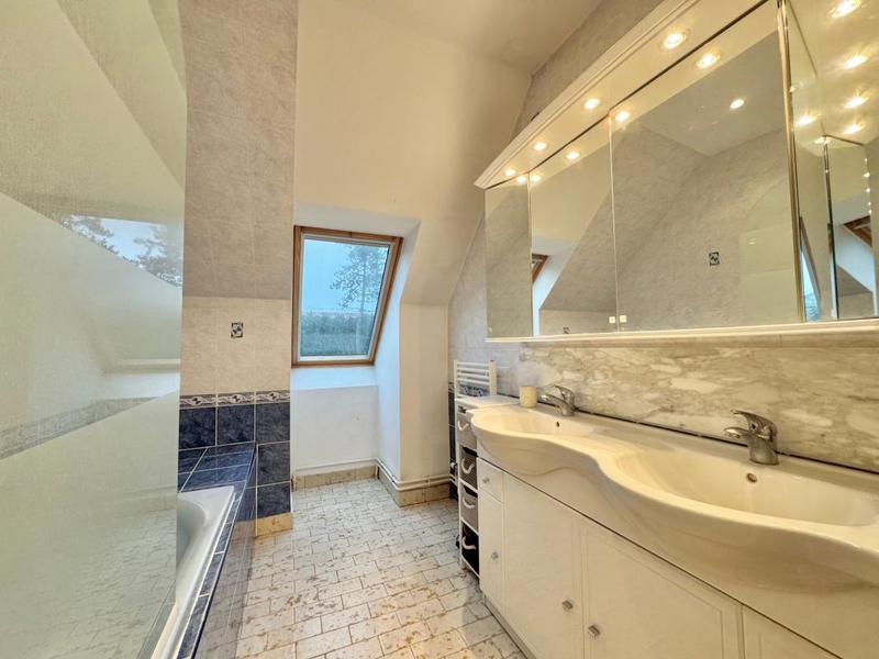 Maison - 220 m² - 6 pièces