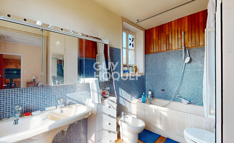 Maison - 251 m² - 12 pièces