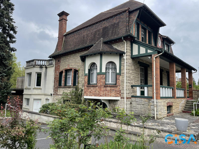 Maison - 265 m² - 10 pièces