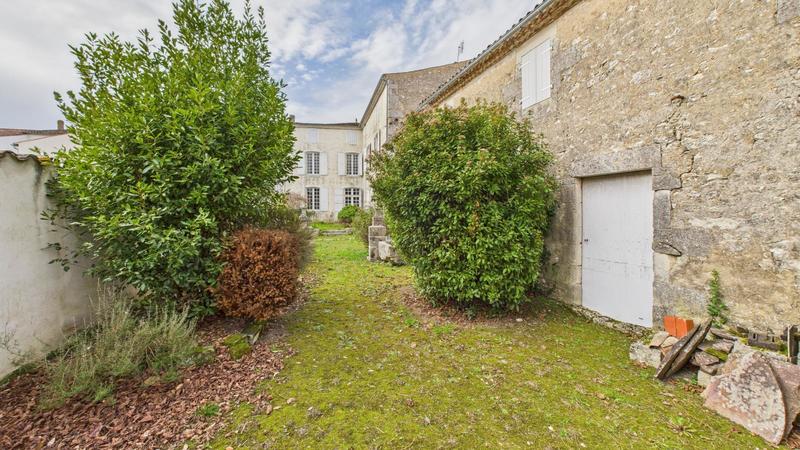 Maison - 290 m² - 9 pièces