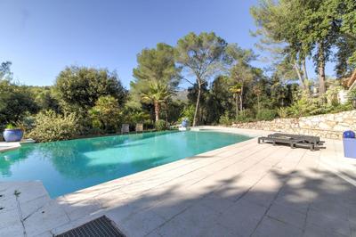 Propriété - 659 m² - 8 pièces