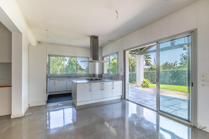 Maison - 329 m² - 8 pièces