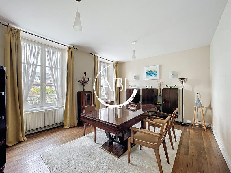 Maison - 200 m² - 11 pièces