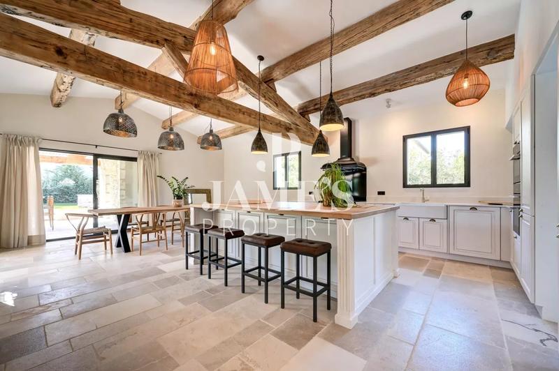 Maison - 250 m² - 5 pièces