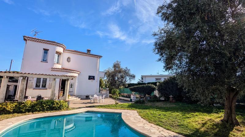 Maison - 251 m² - 9 pièces