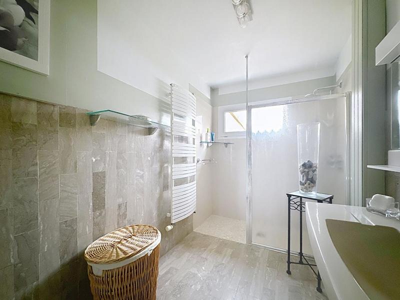 Maison - 220 m² - 5 pièces