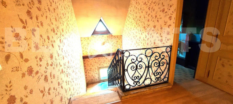 Maison - 233 m² - 9 pièces