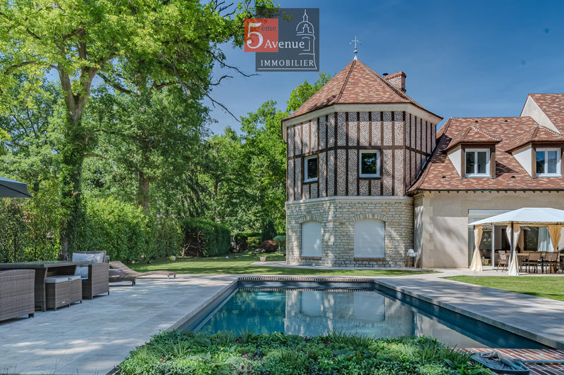 Maison - 400 m² - 12 pièces