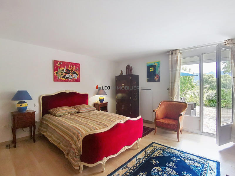 Maison traditionnelle - 248 m² - 7 pièces