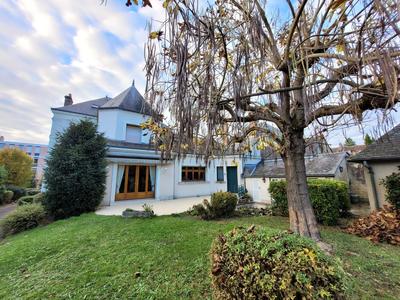 Maison - 284 m² - 8 pièces